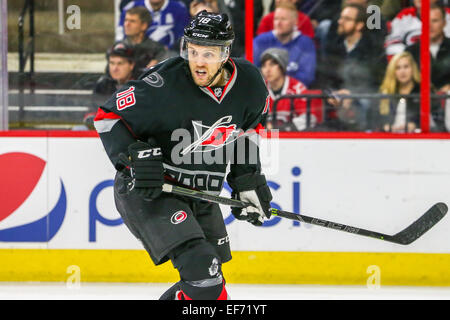 Raleigh, Caroline du Nord, USA. 27 Jan, 2015. Centre Carolina Hurricanes Jay McClement (18) au cours de la partie de la LNH entre le Lightning de Tampa Bay et les Hurricanes de la Caroline au PNC Arena. Les Hurricanes de la Caroline a battu le Lightning de Tampa Bay 4-2. Credit : Andy Martin Jr./ZUMA/Alamy Fil Live News Banque D'Images