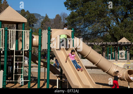 Les enfants latino jouer à Pioneer Park, Novato, Californie, USA Banque D'Images