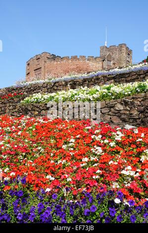 Vue sur le château et les jardins du château normand, Tamworth, Staffordshire, Angleterre, Royaume-Uni, Europe de l'Ouest. Banque D'Images