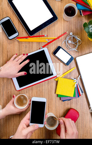 Travailler sur la table avec des gadgets Banque D'Images