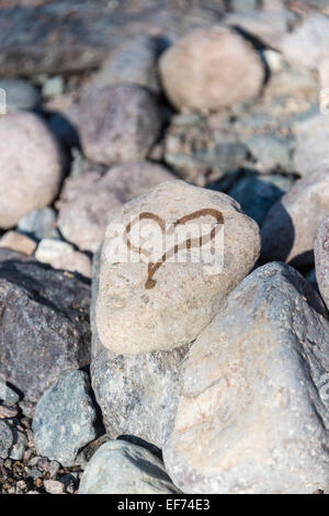 Coeur peint sur une pierre avec de l'eau Banque D'Images