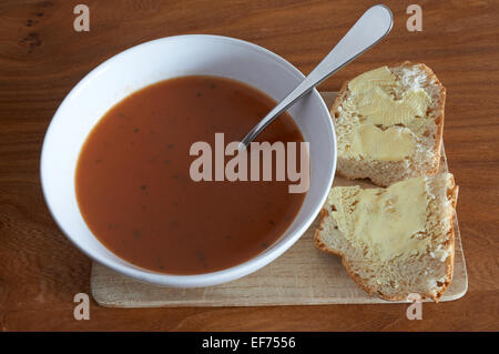 Soupe de tomate avec du pain Banque D'Images