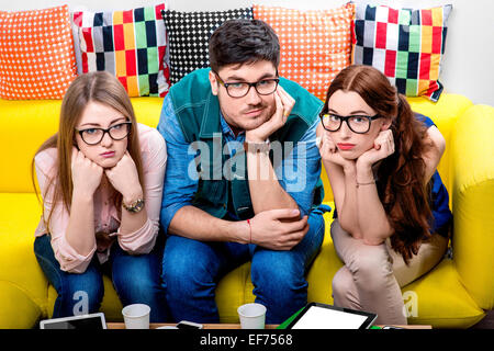 Trois nerds sur canapé Banque D'Images