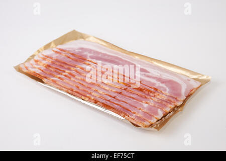 Les tranches de bacon sur le paquet, isolé sur fond blanc Banque D'Images