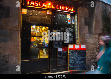 Tasca El Corral restaurant, sur la rue connue pour ses restaurants à tapas, Carrer de la Merce, Barri Gotic, Barcelone, Espagne Banque D'Images