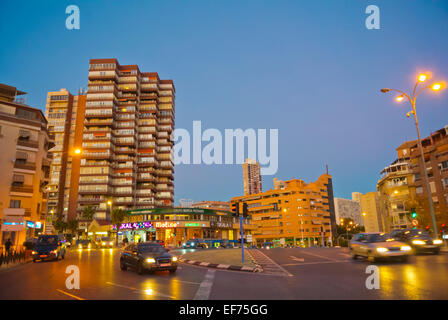 Jonction de Presidente Adolfo Suarez et de l'avenida de Beniarda rues, Benidorm, Alicante province, Marina Baixa, Costa Blanca Banque D'Images