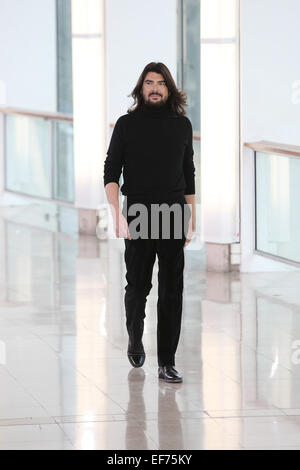 Paris, France. 27 Jan, 2015. Designer français Stéphane Rolland présente sa collection printemps/été 2015 lors de la Paris fashion week Haute Couture, à Paris, France, 27 janvier 2015. Défilés Haute Couture Paris courir jusqu'au 29 janvier 2015. Photo : Hendrik Ballhausen /afp/Alamy Live News Banque D'Images