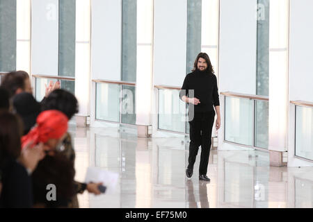 Paris, France. 27 Jan, 2015. Designer français Stéphane Rolland présente sa collection printemps/été 2015 lors de la Paris fashion week Haute Couture, à Paris, France, 27 janvier 2015. Défilés Haute Couture Paris courir jusqu'au 29 janvier 2015. Photo : Hendrik Ballhausen /afp/Alamy Live News Banque D'Images