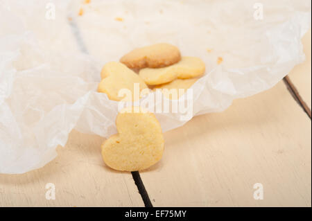 Fresh baked heart shaped shortbread cookies saint valentin sur un papier pack Banque D'Images