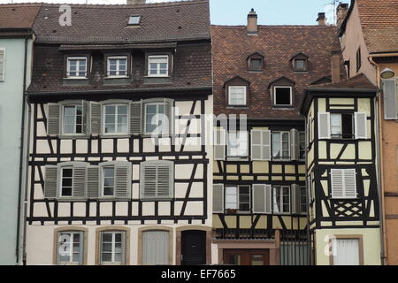 Des fenêtres à volets sur un cadre en bois, à Strasbourg en France. Banque D'Images