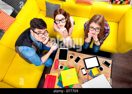 Trois nerds sur canapé Banque D'Images