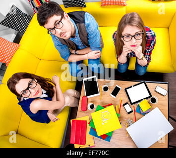 Trois nerds sur canapé Banque D'Images