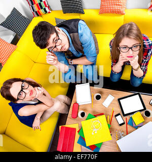 Trois nerds sur canapé Banque D'Images