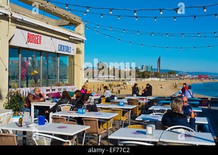 Cocktail et Hamburger restaurant, surplombant la plage de Nova Icaria, Port Olympique, Barcelone, Espagne Banque D'Images