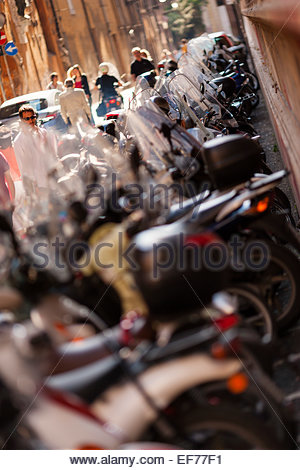 Ligne de cyclomoteurs et scooters à Rome Banque D'Images