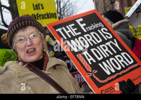 Preston, Lancashire, UK 28 Janvier, 2015. Le mot 'F' (fracturation hydraulique) est un mot sale poster. Démo à l'extérieur du County Hall à Preston que le Conseil vote sur l'approbation de la demande de la Cuadrilla Roseacre site. Des individus, des groupes, des militants, et les résidents locaux représentant l'agriculture et du tourisme s'opposer à l'intention de 'pour' fracturation gaz de schiste dans le schiste à l'Roseacre Bowland et peu de sites de Plumpton, près de Blackpool Crédit : Mar Photographics/Alamy Live News Banque D'Images