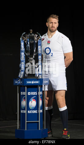 Club de Hurlingham, W., Londres, Royaume-Uni. 28 janvier, 2015. Le capitaine de l'équipe de l'Angleterre Chris Robshaw et le trophée du Tournoi RBS 6 Nations. Credit : Malcolm Park editorial/Alamy Live News Banque D'Images