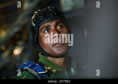 Un parachutiste du Bangladesh se prépare à sauter de la U.S. Air Force C-130H au cours de l'effort de faire face au Sud le 24 janvier 2015 à Dhaka, Bangladesh. Faire face au sud est un exercice de transport aérien tactique bilatéral entre les États-Unis et le Bangladesh. Banque D'Images