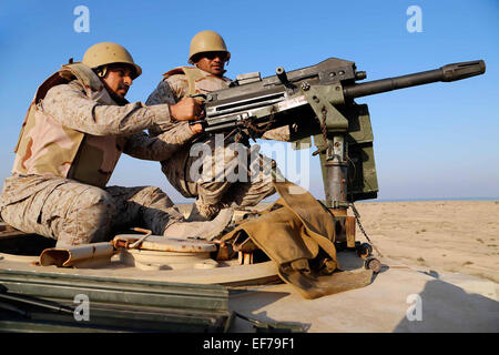 Un Saudi Marine tire un lance-grenade Mk19 pendant un exercice de tir réel de mitrailleuses avec des Marines américains dans le cadre de l'exercice Red Reef 11 décembre 2014 à Ras al Khair, l'Arabie Saoudite. Banque D'Images