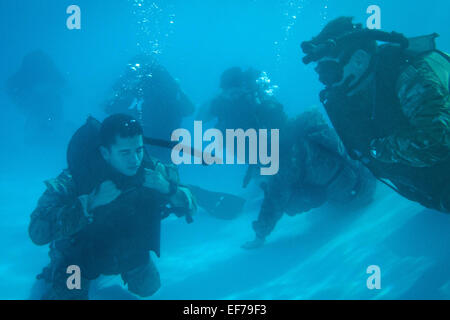 Les commandos des Forces spéciales US avec le 7e Groupe des Forces spéciales sous eau pendant une séance de formation à l'occasion de renouvellement de la base aérienne d'Eglin East Gate extérieure 20 janvier 2015 à Valparaiso, en Floride. Banque D'Images