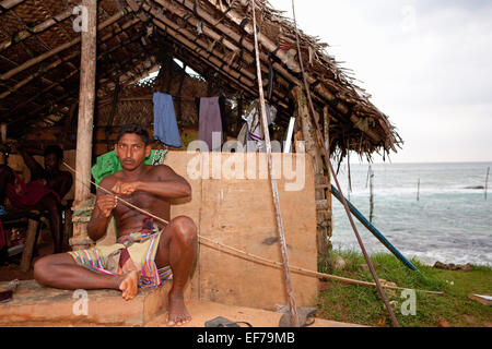 Pêcheurs SUR PILOTIS CABANE DE PÊCHE EN Banque D'Images