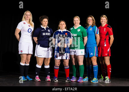 Londres, Royaume-Uni. 28 janvier, 2015. Lancement des 6 Nations. Le capitaine de l'équipe de femmes posent avec le trophée pendant le Tournoi RBS 6 Nations media lancer depuis le Club de Hurlingham. Credit : Action Plus Sport/Alamy Live News Banque D'Images