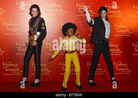 Beijing, Chine. 28 janvier, 2015. Photo prise le 28 janvier 2015 montre trois personnages de cire de la fin de pop star Michael Jackson à la Musée de Cire Madame Tussauds à Beijing, capitale de la Chine. La jambe de Beijing de la figure de cire de Michael Jackson World Tour a été dévoilé chez Madame Tussauds Pékin le mercredi. Credit : Qin Haishi/Xinhua/Alamy Live News Banque D'Images