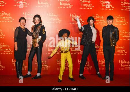 Beijing, Chine. 28 janvier, 2015. Chanteur chinois Zhang Jie (R) pose pour la photo avec trois personnages de cire de la fin de pop star Michael Jackson à la Musée de Cire Madame Tussauds à Beijing, capitale de Chine, le 28 janvier 2015. La jambe de Beijing de la figure de cire de Michael Jackson World Tour a été dévoilé chez Madame Tussauds Pékin le mercredi. Credit : Qin Haishi/Xinhua/Alamy Live News Banque D'Images