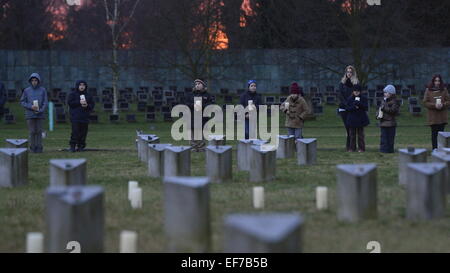 Terezin, en République tchèque. 27 Jan, 2015. Les gens et les enfants sont debout avant qu'ils mettent des bougies dans le Mémorial de Terezin durant cet événement commémoratif du 70ème anniversaire de la journée, lorsque la plus grande de la mort nazis à Oswiecim (Auschwitz) en Pologne a été libéré. En Terezin, en République tchèque, le mardi 27 janvier, 2015. © Michal Kamaryt/CTK Photo/Alamy Live News Banque D'Images