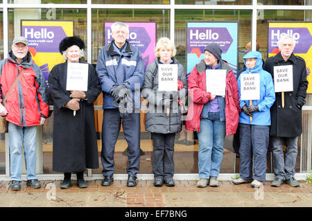 Keyworth, Dorset, UK. 28 janvier, 2015. Conseiller Local Sam Boote et résidents une étape 2 heure de protestation devant Banque Natwest dans le Nottinghamshire village de Keyworth ce matin collecte des signatures pour la pétition de la RBS (Royal Bank of Scotland) plan de fermeture en Keyworth.RBS prévoient également d'Radcliffe-On à proximité étroite-Trent Direction générale. Credit : IFIMAGE/Alamy Live News Banque D'Images