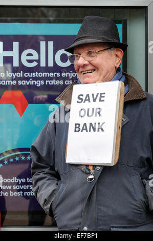 Keyworth, Dorset, UK. 28 janvier, 2015. Conseiller Local Sam Boote et résidents une étape 2 heure de protestation devant Banque Natwest dans le Nottinghamshire village de Keyworth ce matin collecte des signatures pour la pétition de la RBS (Royal Bank of Scotland) plan de fermeture en Keyworth.RBS prévoient également d'Radcliffe-On à proximité étroite-Trent Direction générale. Credit : IFIMAGE/Alamy Live News Banque D'Images