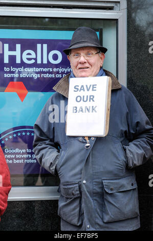 Keyworth, Dorset, UK. 28 janvier, 2015. Conseiller Local Sam Boote et résidents une étape 2 heure de protestation devant Banque Natwest dans le Nottinghamshire village de Keyworth ce matin collecte des signatures pour la pétition de la RBS (Royal Bank of Scotland) plan de fermeture en Keyworth.RBS prévoient également d'Radcliffe-On à proximité étroite-Trent Direction générale. Credit : IFIMAGE/Alamy Live News Banque D'Images