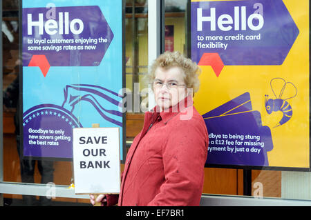 Keyworth, Dorset, UK. 28 janvier, 2015. Conseiller Local Sam Boote et résidents une étape 2 heure de protestation devant Banque Natwest dans le Nottinghamshire village de Keyworth ce matin collecte des signatures pour la pétition de la RBS (Royal Bank of Scotland) plan de fermeture en Keyworth.RBS prévoient également d'Radcliffe-On à proximité étroite-Trent Direction générale. Credit : IFIMAGE/Alamy Live News Banque D'Images