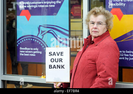 Keyworth, Dorset, UK. 28 janvier, 2015. Conseiller Local Sam Boote et résidents une étape 2 heure de protestation devant Banque Natwest dans le Nottinghamshire village de Keyworth ce matin collecte des signatures pour la pétition de la RBS (Royal Bank of Scotland) plan de fermeture en Keyworth.RBS prévoient également d'Radcliffe-On à proximité étroite-Trent Direction générale. Credit : IFIMAGE/Alamy Live News Banque D'Images