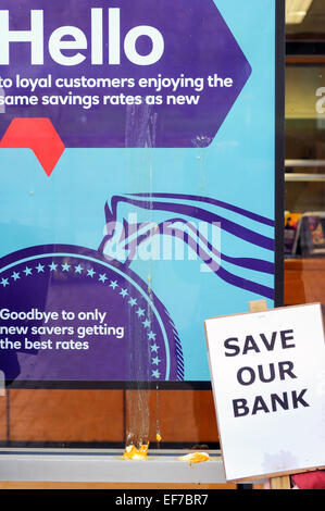 Keyworth, Dorset, UK. 28 janvier, 2015. Conseiller Local Sam Boote et résidents une étape 2 heure de protestation devant Banque Natwest dans le Nottinghamshire village de Keyworth ce matin collecte des signatures pour la pétition de la RBS (Royal Bank of Scotland) plan de fermeture en Keyworth.RBS prévoient également d'Radcliffe-On à proximité étroite-Trent Direction générale. Credit : IFIMAGE/Alamy Live News Banque D'Images