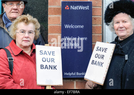 Keyworth, Dorset, UK. 28 janvier, 2015. Conseiller Local Sam Boote et résidents une étape 2 heure de protestation devant Banque Natwest dans le Nottinghamshire village de Keyworth ce matin collecte des signatures pour la pétition de la RBS (Royal Bank of Scotland) plan de fermeture en Keyworth.RBS prévoient également d'Radcliffe-On à proximité étroite-Trent Direction générale. Credit : IFIMAGE/Alamy Live News Banque D'Images