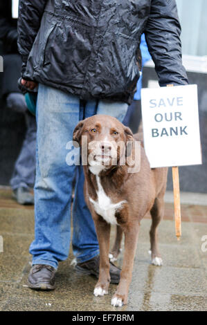 Keyworth, Dorset, UK. 28 janvier, 2015. Conseiller Local Sam Boote et résidents une étape 2 heure de protestation devant Banque Natwest dans le Nottinghamshire village de Keyworth ce matin collecte des signatures pour la pétition de la RBS (Royal Bank of Scotland) plan de fermeture en Keyworth.RBS prévoient également d'Radcliffe-On à proximité étroite-Trent Direction générale. Credit : IFIMAGE/Alamy Live News Banque D'Images