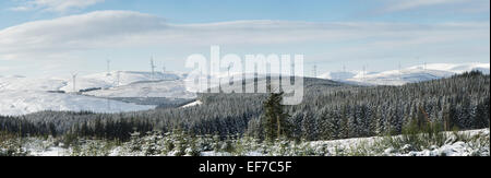 Clyde Le parc éolien dans la neige de l'hiver. Scottish Borders. L'Écosse. Vue panoramique Banque D'Images