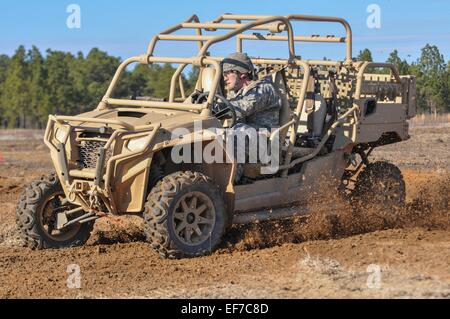 Dans l'entraînement des parachutistes US tactique léger Véhicules tout-terrain à travers un cours de familiarisation, 22 janvier 2015 à Fort Bragg, N.C. Banque D'Images