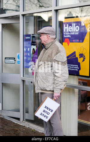 Keyworth, Dorset, UK. 28 janvier, 2015. Conseiller Local Sam Boote et résidents une étape 2 heure de protestation devant Banque Natwest dans le Nottinghamshire village de Keyworth ce matin collecte des signatures pour la pétition de la RBS (Royal Bank of Scotland) plan de fermeture en Keyworth.RBS prévoient également d'Radcliffe-On à proximité étroite-Trent Direction générale. Credit : IFIMAGE/Alamy Live News Banque D'Images