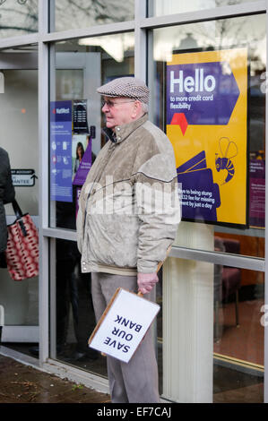 Keyworth, Dorset, UK. 28 janvier, 2015. Conseiller Local Sam Boote et résidents une étape 2 heure de protestation devant Banque Natwest dans le Nottinghamshire village de Keyworth ce matin collecte des signatures pour la pétition de la RBS (Royal Bank of Scotland) plan de fermeture en Keyworth.RBS prévoient également d'Radcliffe-On à proximité étroite-Trent Direction générale. Credit : IFIMAGE/Alamy Live News Banque D'Images