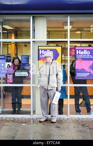 Keyworth, Dorset, UK. 28 janvier, 2015. Conseiller Local Sam Boote et résidents une étape 2 heure de protestation devant Banque Natwest dans le Nottinghamshire village de Keyworth ce matin collecte des signatures pour la pétition de la RBS (Royal Bank of Scotland) plan de fermeture en Keyworth.RBS prévoient également d'Radcliffe-On à proximité étroite-Trent Direction générale. Credit : IFIMAGE/Alamy Live News Banque D'Images