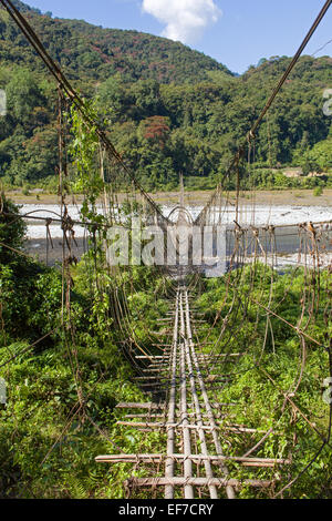 1000ft (300m) de long pont suspendu au-dessus de la siang river Banque D'Images