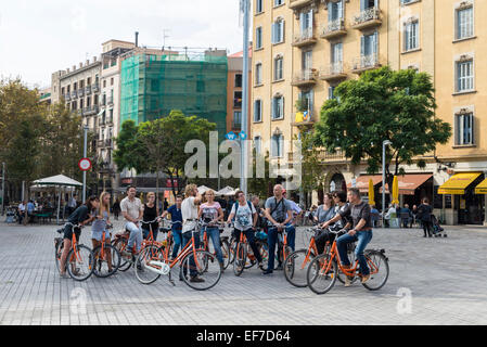 Groupe tour à vélo avec un guide dans le Passeig del Born à Barcelone Banque D'Images