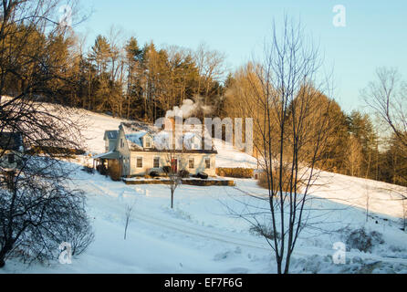 L'hiver d'un pittoresque de style Cape, restauré la maison avec une cheminée fumeurs au Vermont, États-Unis d'Amérique. Banque D'Images