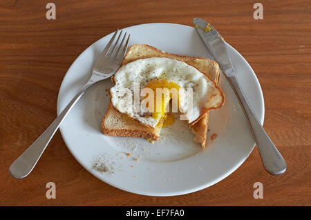 Œuf frit sur toast Banque D'Images