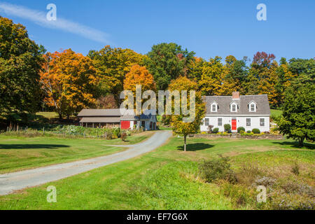 Restauré de style Cape country home à la fin d'une allée de terre dans la région de Vermont, États-Unis d'Amérique. Saison est l'automne. Banque D'Images