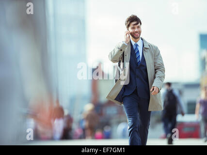 Businessman talking on cell phone Banque D'Images