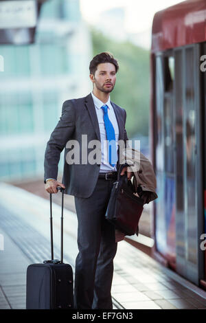 Businessman waiting at train station Banque D'Images