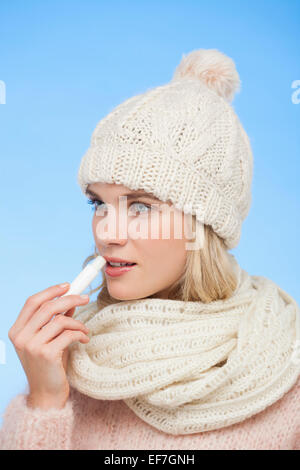 L'application du baume pour les femmes sur ses lèvres Banque D'Images